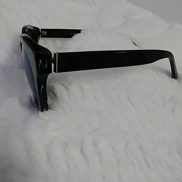 Banana Republic Sunglasses with case - Picture 5 of 6